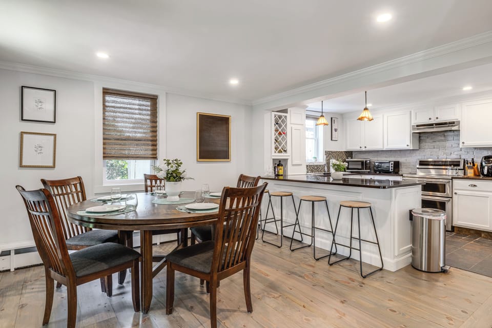Kitchen & Dining Area