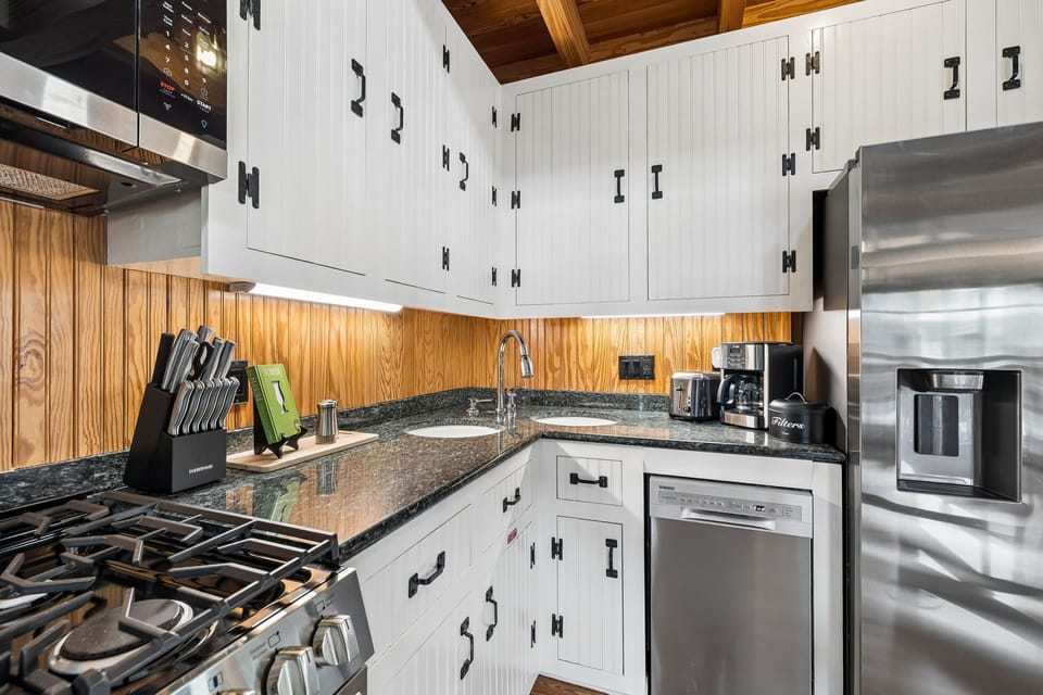 Granite Countertops and Stainless Appliances