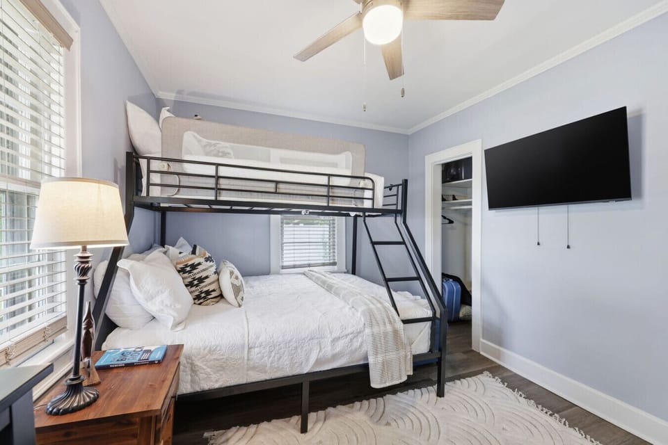 Unwind in this bright guest bedroom featuring a pyramid bunk with 1 full bed on bottom and 1 twin bed on top, plus a Smart TV for relaxing coastal nights
