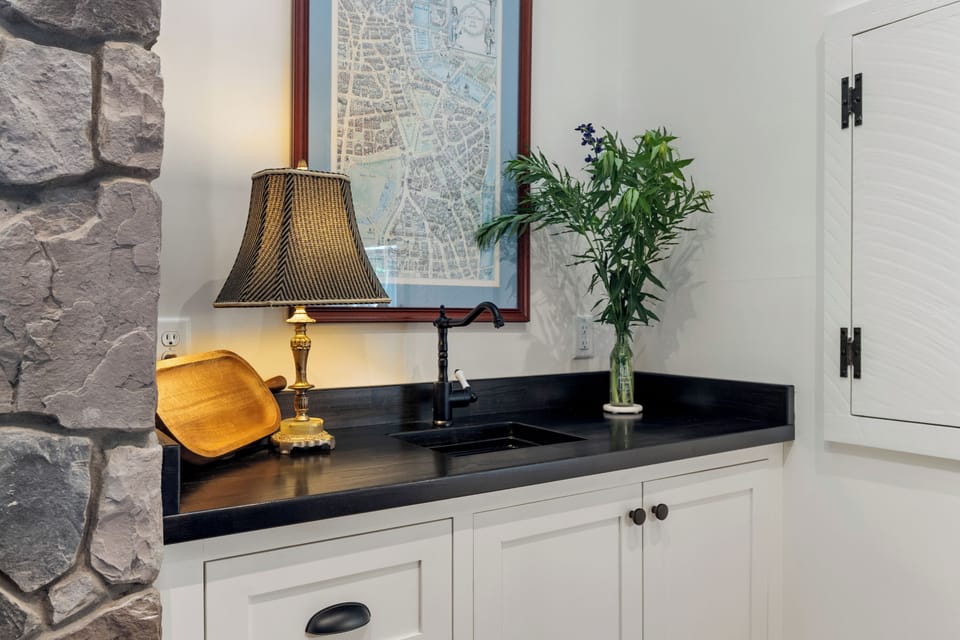 Wet bar 