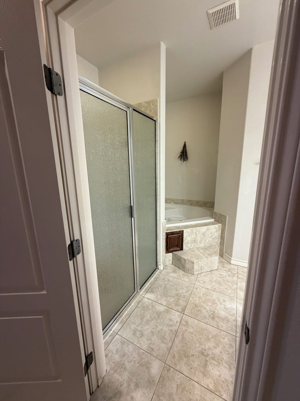 Master bath. 2 sinks. Jet tub. Towels, tp guest soaps provided