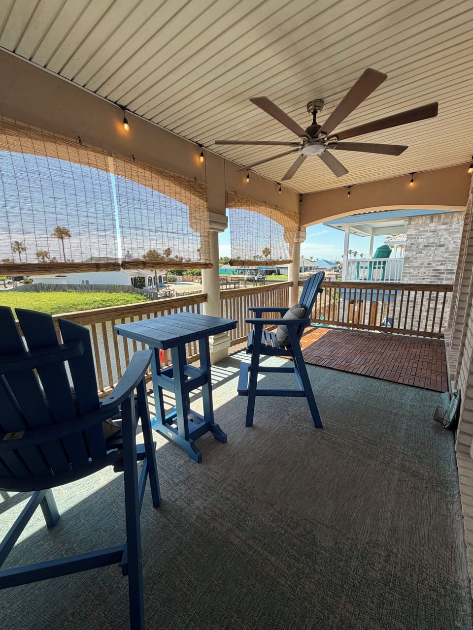 Upstairs deck overlooking canals. GORGEOUS sunsets. Boats and fun. 
