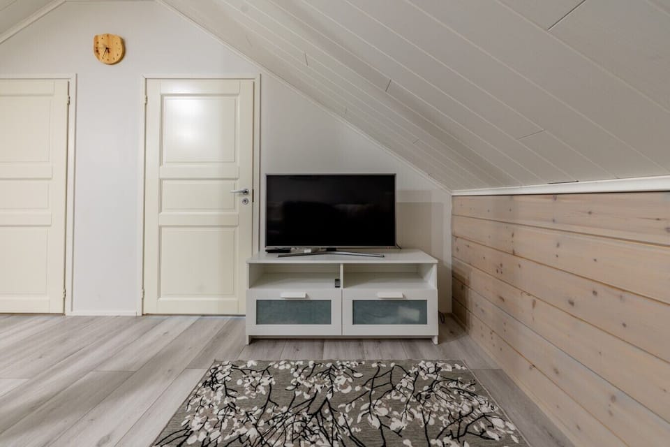 Keep the kids or guests entertained with a second dedicated television area upstairs, preventing any remote control arguments. It is the perfect cozy nook for a late-night movie or gaming session before bed.