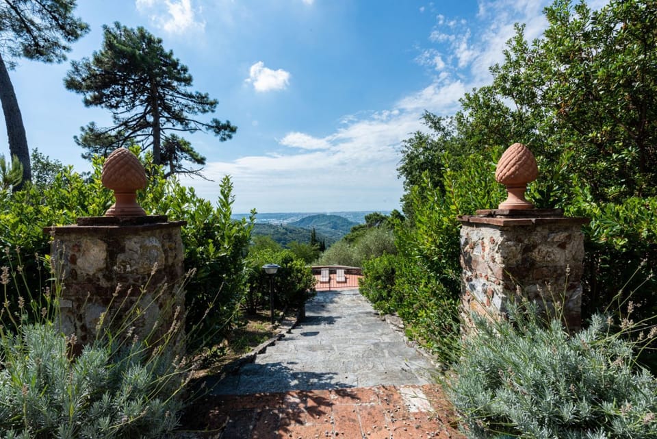 Villa la Leccia by MMega Villa in Tuscany