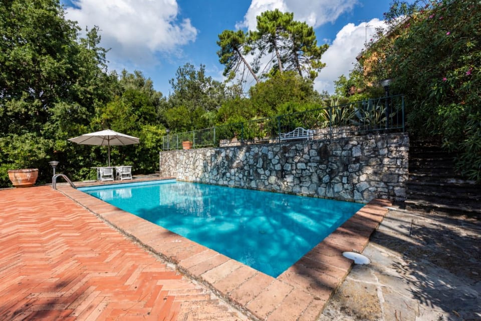 Villa la Leccia by MMega Villa in Tuscany