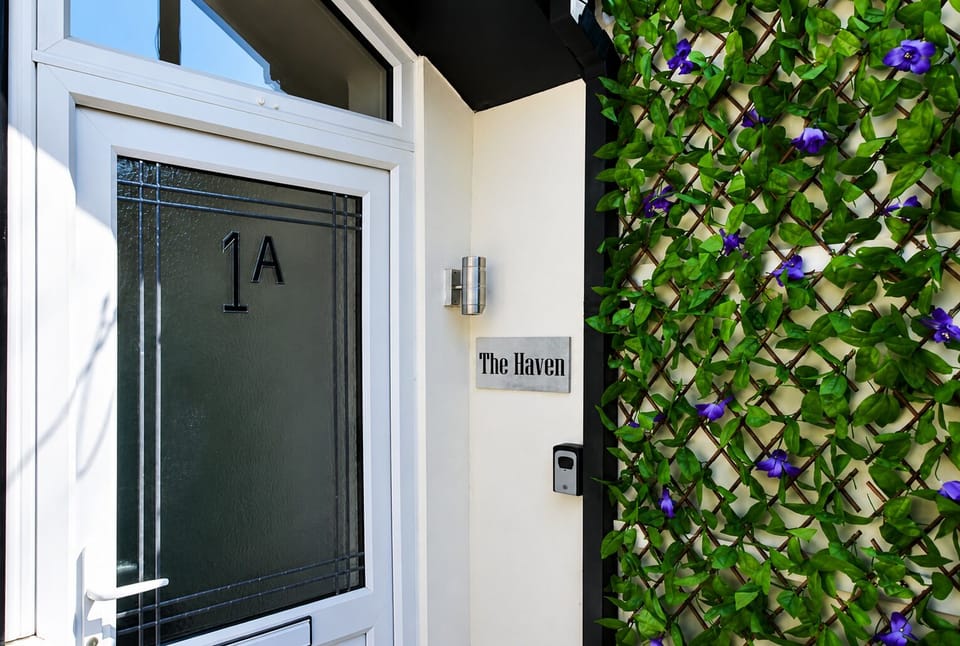 Private entrance with lock box entry