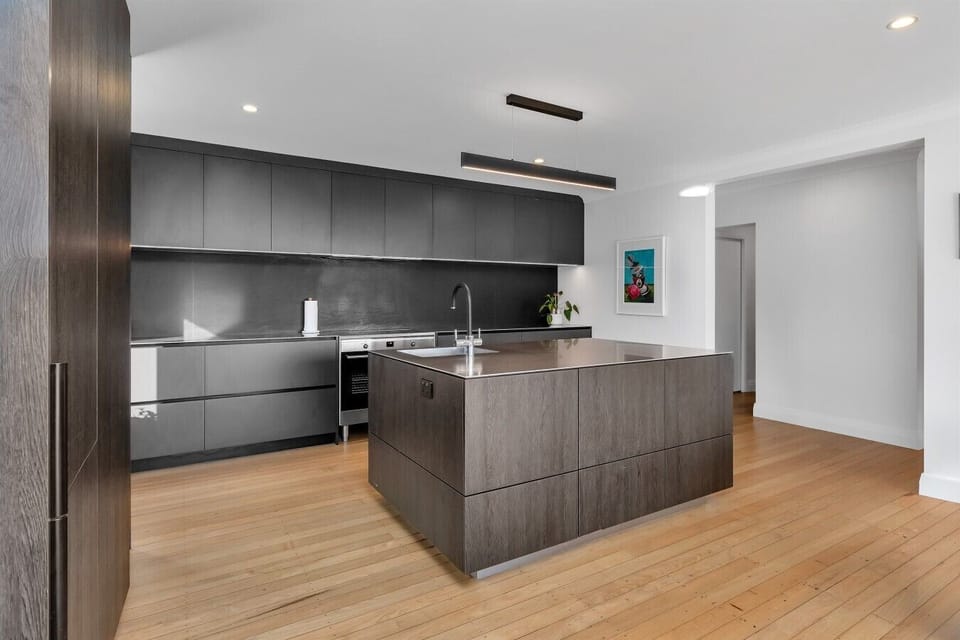 Great kitchen with everything you need to either heat up your takeaways or cook a full meal