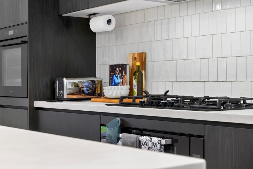 Built-in oven, gas hob & subway tile splashback