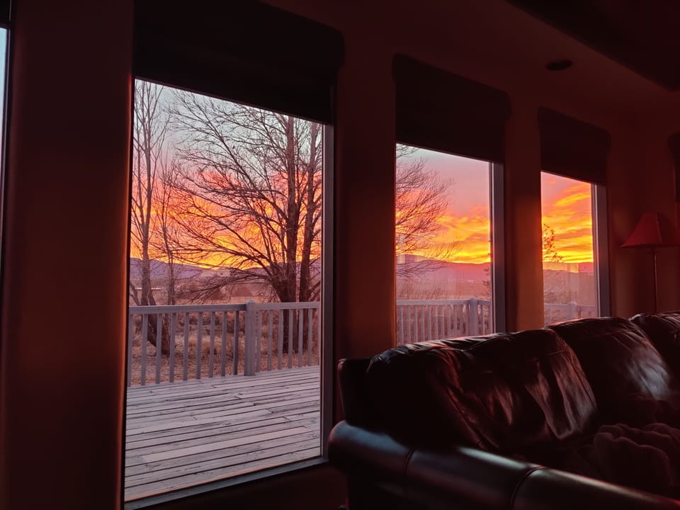 Living room mountain views on multiple sides, wonderful sunrises.