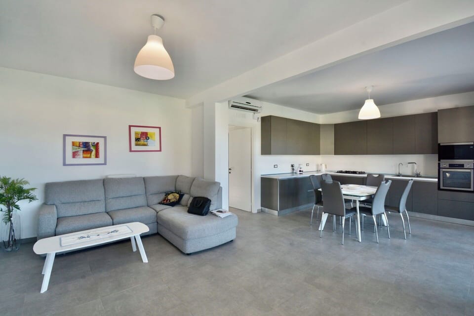 Autumn, Kitchen, Living Room, Spring, Summer