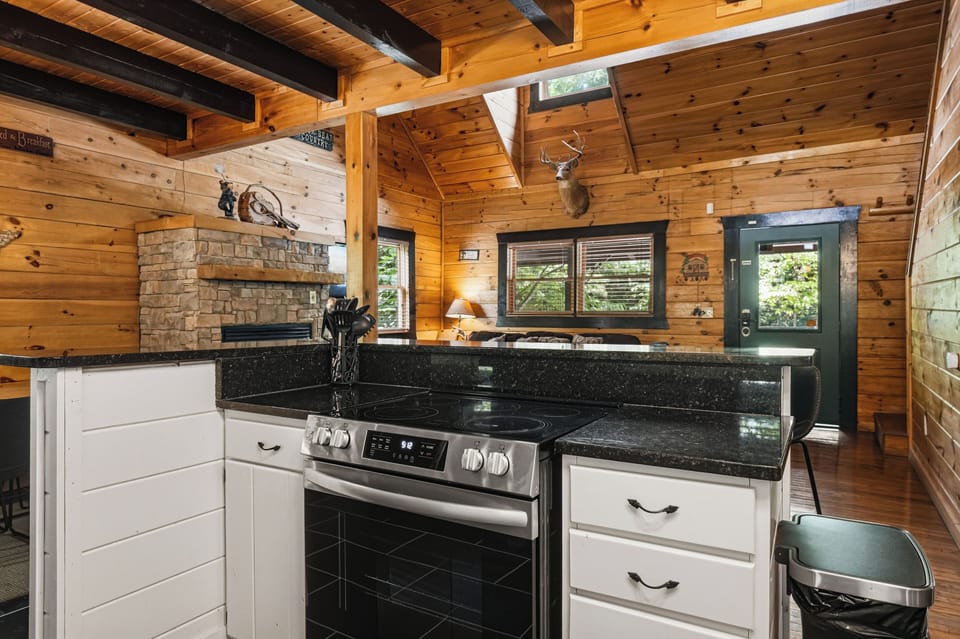 Fully equipped kitchen for meals and snacks at the cabin