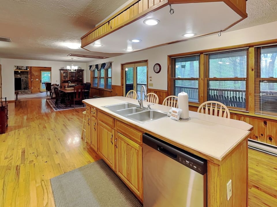 Working Kitchen Island w. Bar Counter Seating