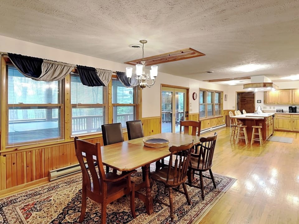 Dining Area w. Table for 8 + Island Barstool Seating