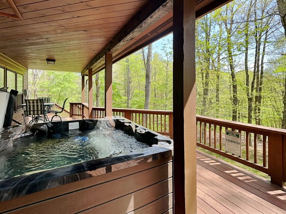 Large Covered Deck w. Private Hot Tub