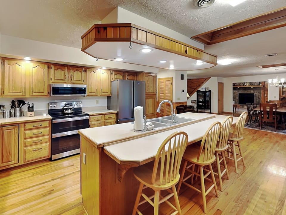 Spacious Kitchen w. Stainless Steel Appliances