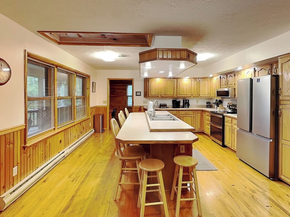 Spacious Kitchen w. Large Island