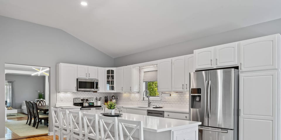 🥂 Island seating for 6 + pro-grade appliances — cocktail hour and meal prep flow together effortlessly.