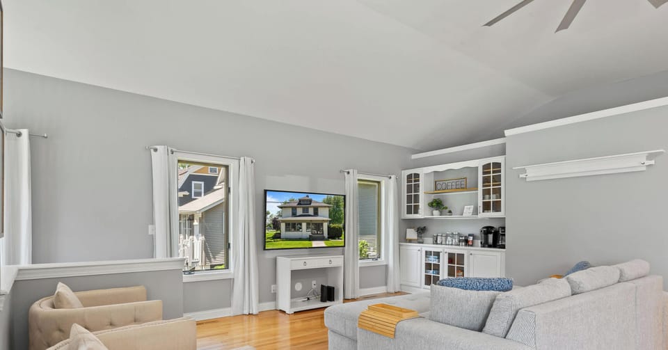 🛋️ Open-concept living room with cozy fireplace and smart TV — movie nights, game-day gatherings, and lazy Sunday mornings.