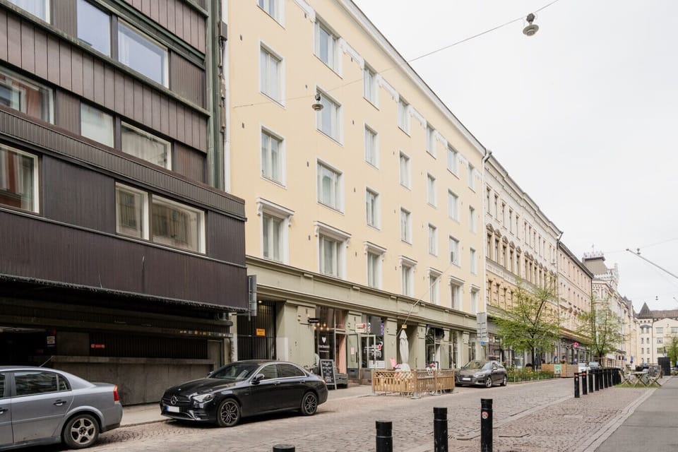 Location is everything—stay right on Eerikinkatu, surrounded by Helsinki’s top-rated restaurants, boutiques, and transport links just steps from your door.