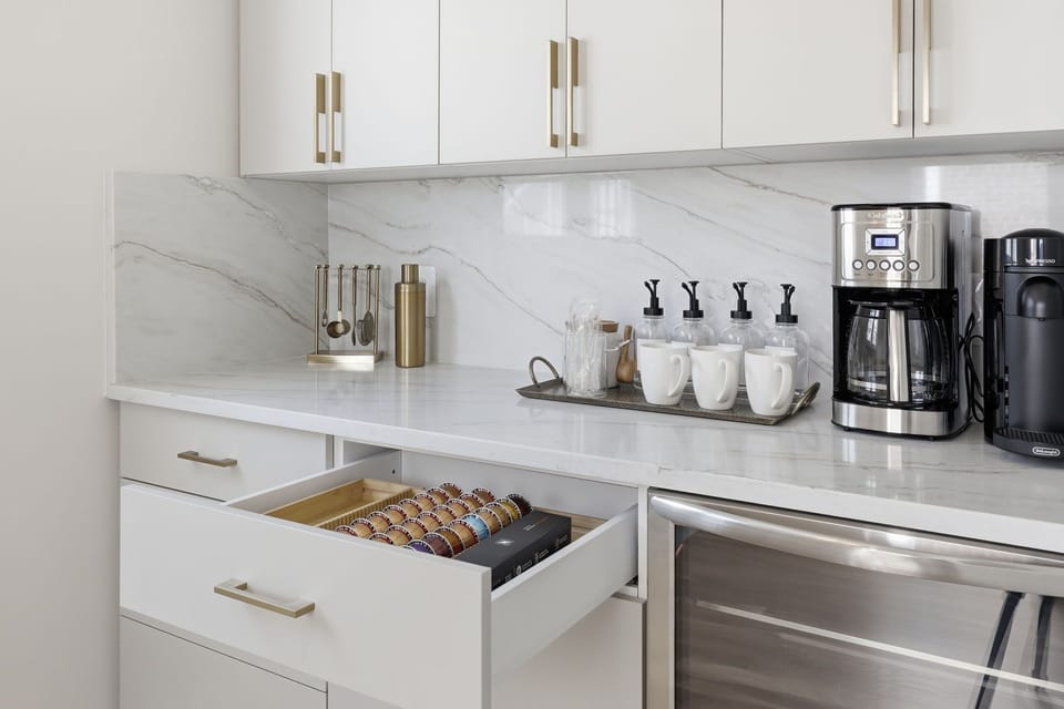 Pop a pod into the premium Nespresso machine right here on the quartz counter and whip up a hot cappuccino to start your morning morning in Ventnor City.