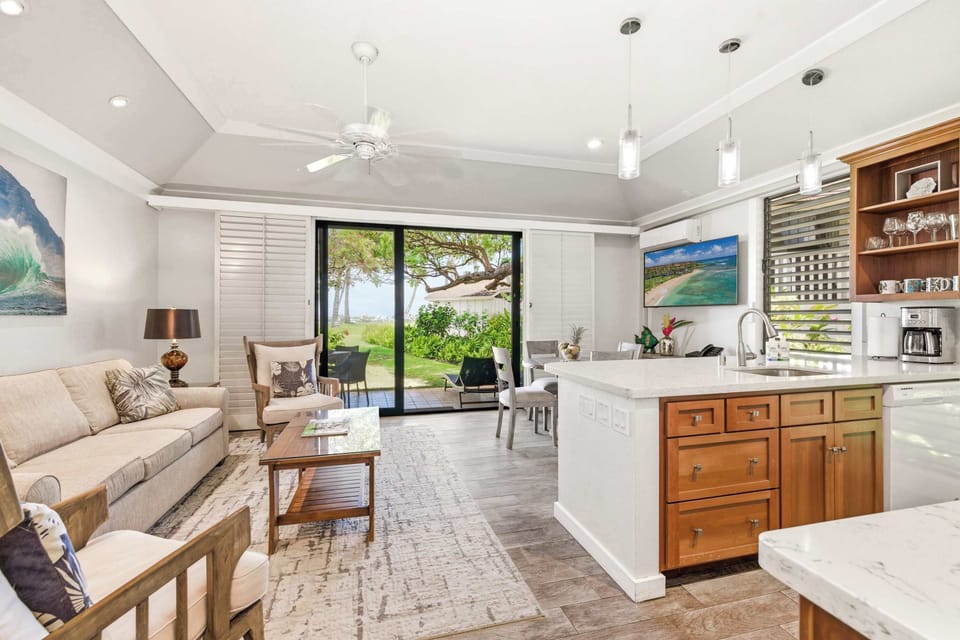 Living Area & Lanai