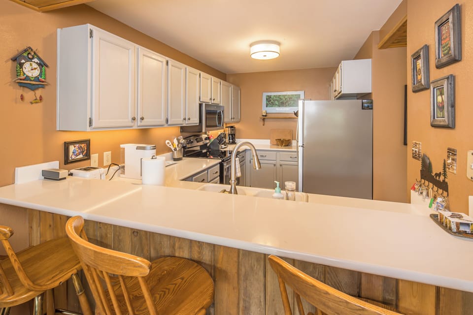 Breakfast bar for easy dining | Main Level