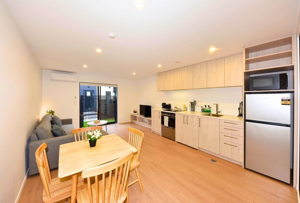 4 245 Moorhouse Ave (2) - Edited