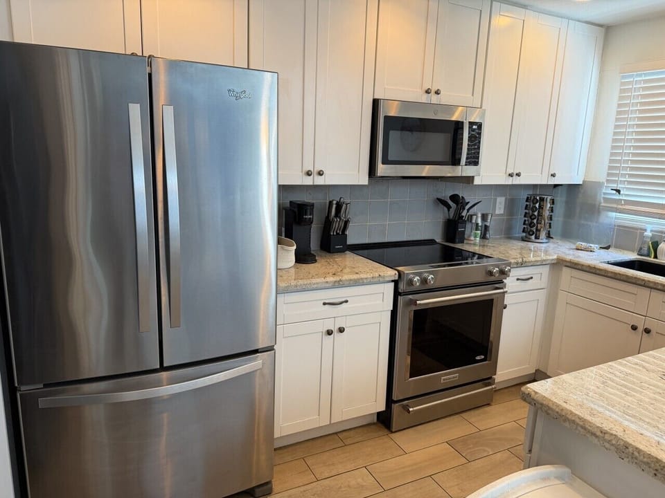 Chef`s Kitchen with Full-Size Fridge, Stove & Microwave