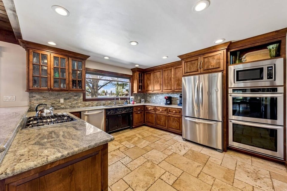 Fully stocked, high-end kitchen