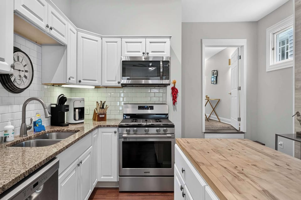 Kitchen: This fully equipped kitchen includes everything you need to prepare delicious meals, brew fresh coffee, or enjoy a quick snack during your stay.