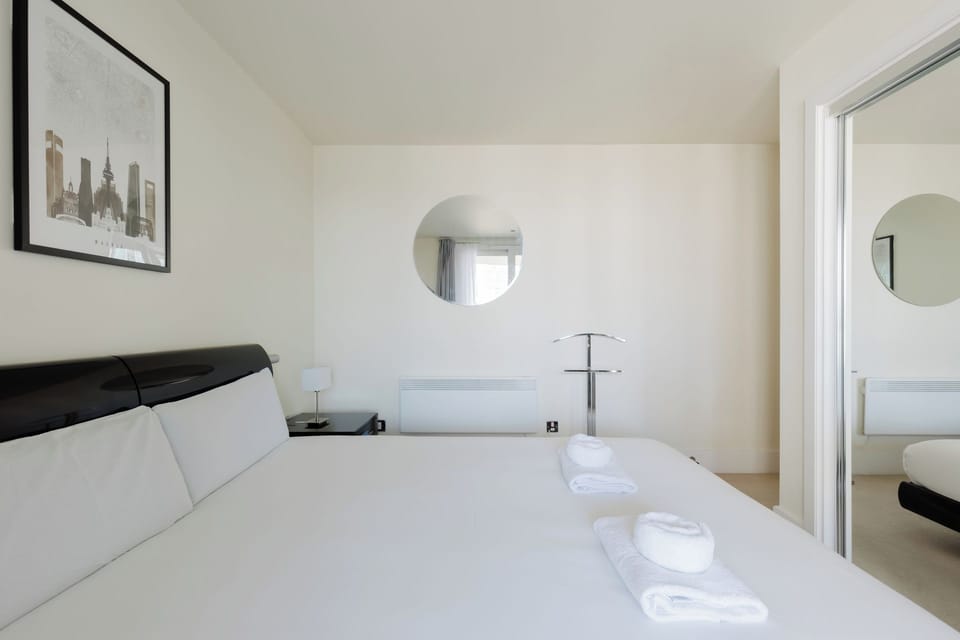 Central 1BDR Flat w River View Balcony in Vauxhall Apartment in City of Westminster