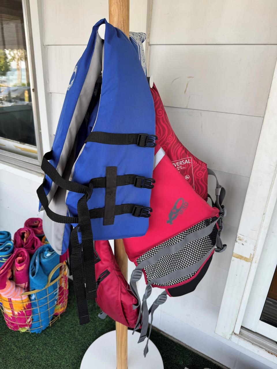 3 adult sized life jackets 