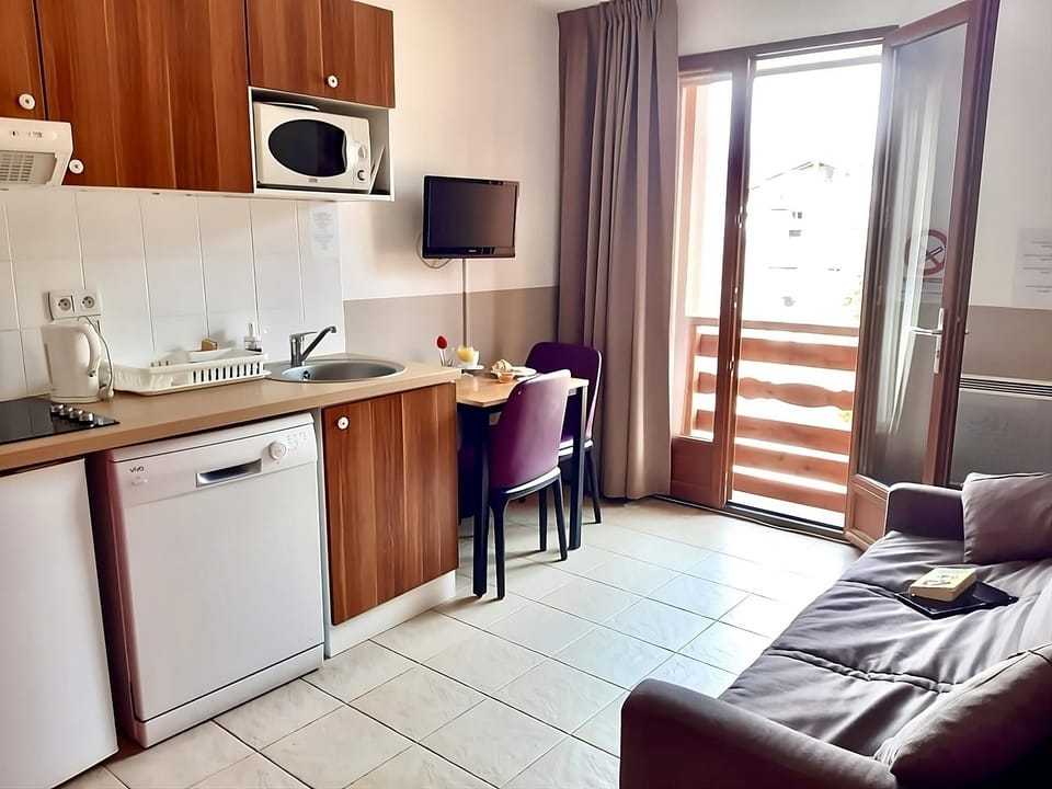 Kitchen & Dining Area