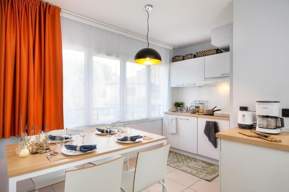 Kitchen & Dining Area