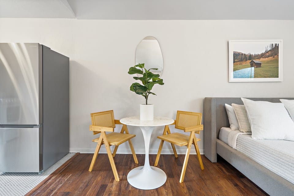 Detached Studio breakfast nook with full-size refrigerator, hardwood floors, and private dining for 2. Fully equipped kitchen, ensuite bathroom, 65-inch Smart TV, Keurig, and Queen Bed. Sleeps 4. Dallas, TX.