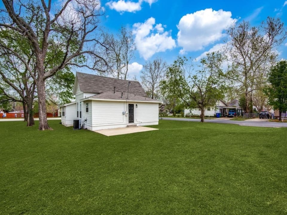 Expansive backyard with lush green lawn and parking for up to 4 vehicles. Perfect for wedding parties and larger groups. Modern farmhouse Airbnb in Aubrey TX near Lake Ray Roberts and top Denton County wedding venues.