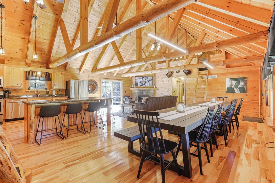 Room for everyone!
Plz note: Spiral stairs now installed to access lofts
