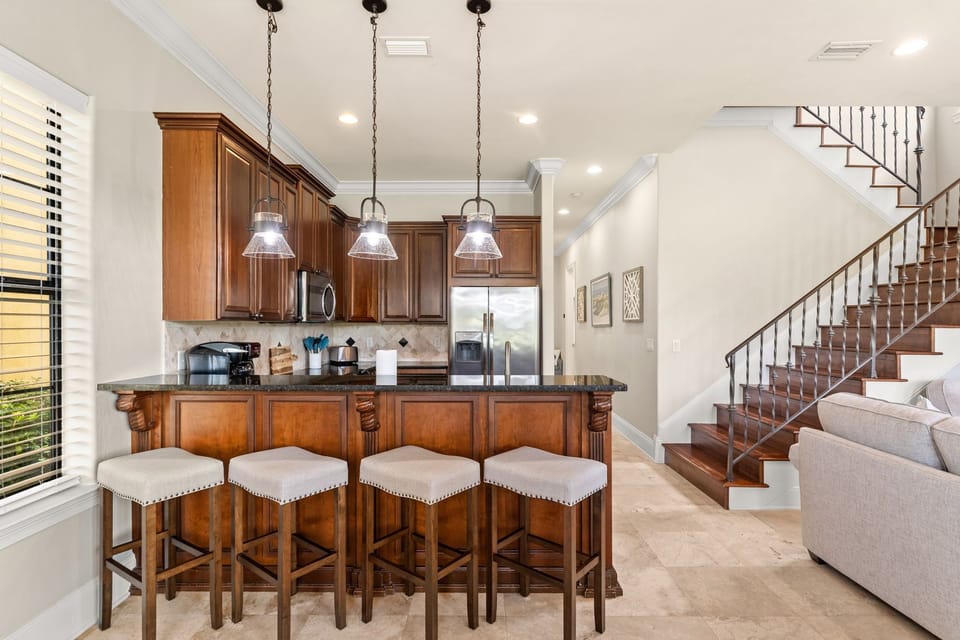 Kitchen and Breakfast Bar