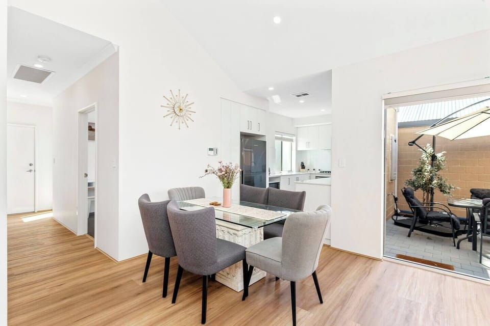 Perfectly positioned between the kitchen and courtyard, the dining area creates an easy flow for long lunches, board games and evenings spent reconnecting over good food.