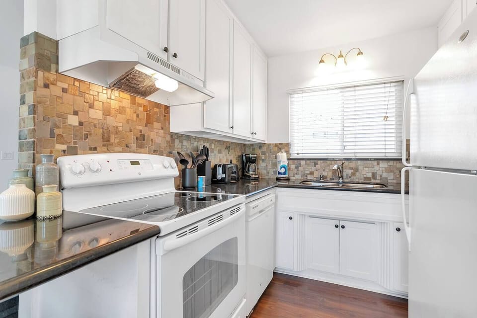 Fully equipped kitchen with range, oven and full-size fridge