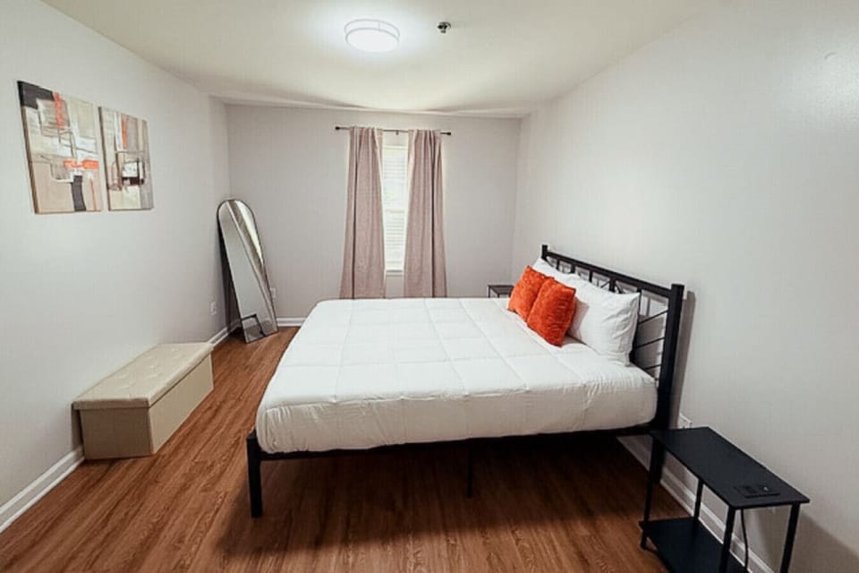 Bedroom 3 + Queen Bed