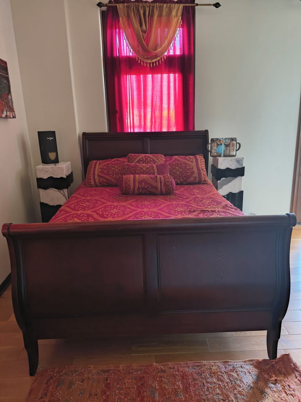 Full Size Bed 
Yes there are 7 bedrooms in the house