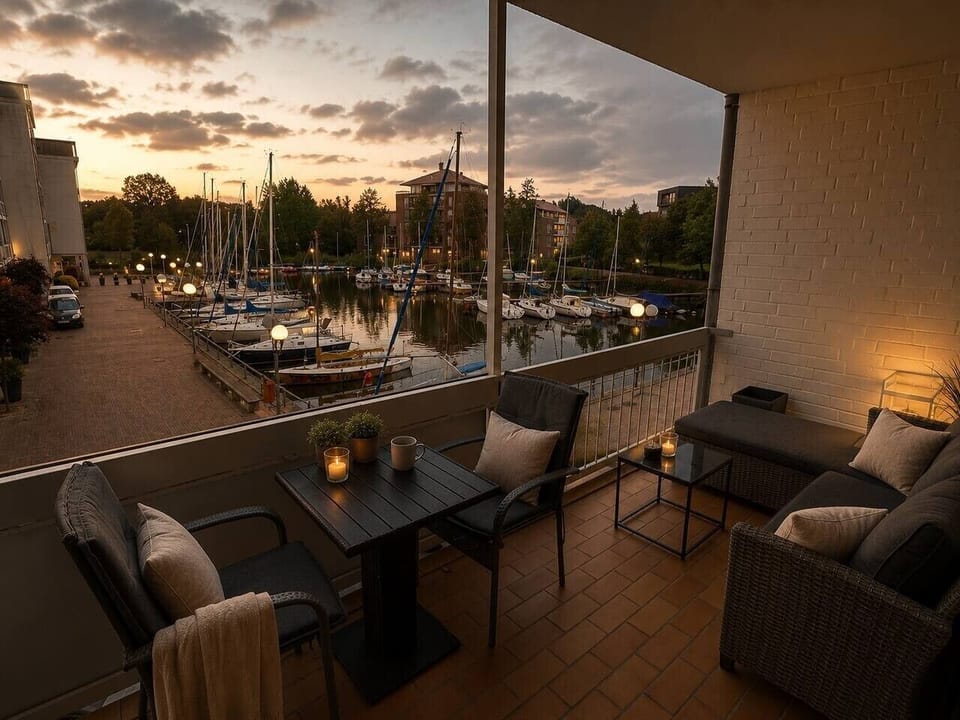 Eigene Terrasse mit Sonnenuntergang ueber dem Yachthafen - perfekter Sundowner-Spot