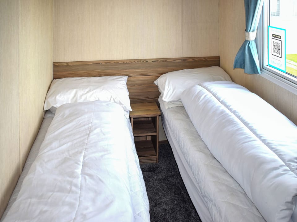 Twin bedroom | Elms 119 - Grand Coastal Retreats, Exmouth