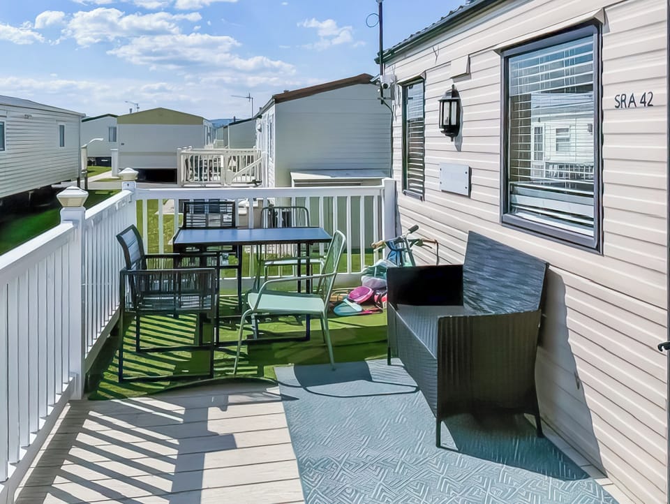 Decking | 42 Golden Sands - Golden Sands, Towyn