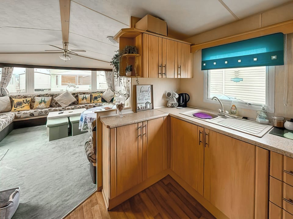 Kitchen | 67 Golden Sands - Golden Sands, Towyn