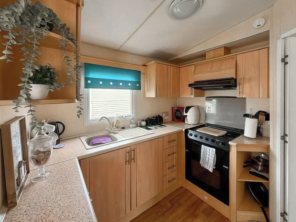 Kitchen | 67 Golden Sands - Golden Sands, Towyn