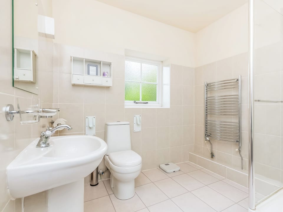 Shower room | The Grooms Quarters - Grimblethorpe Hall Country Cottages, Grimblethorpe
