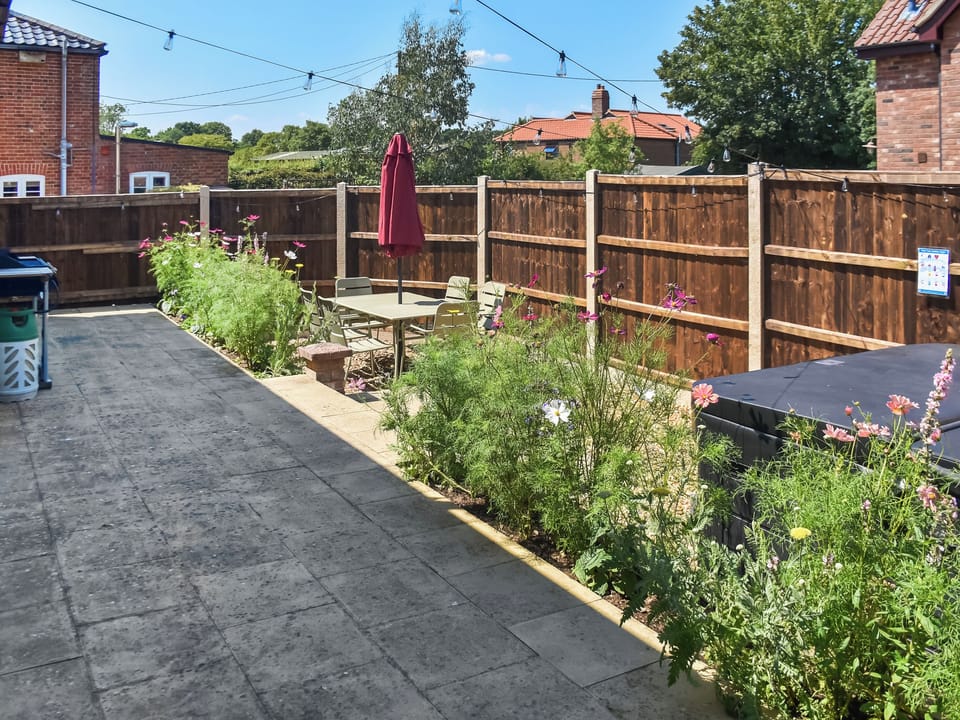 Patio | The White One in the Middle, Thurton