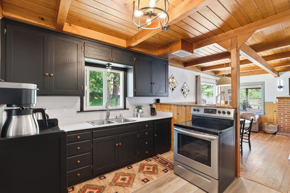 Fully equipped kitchen for all your favorite meals. 